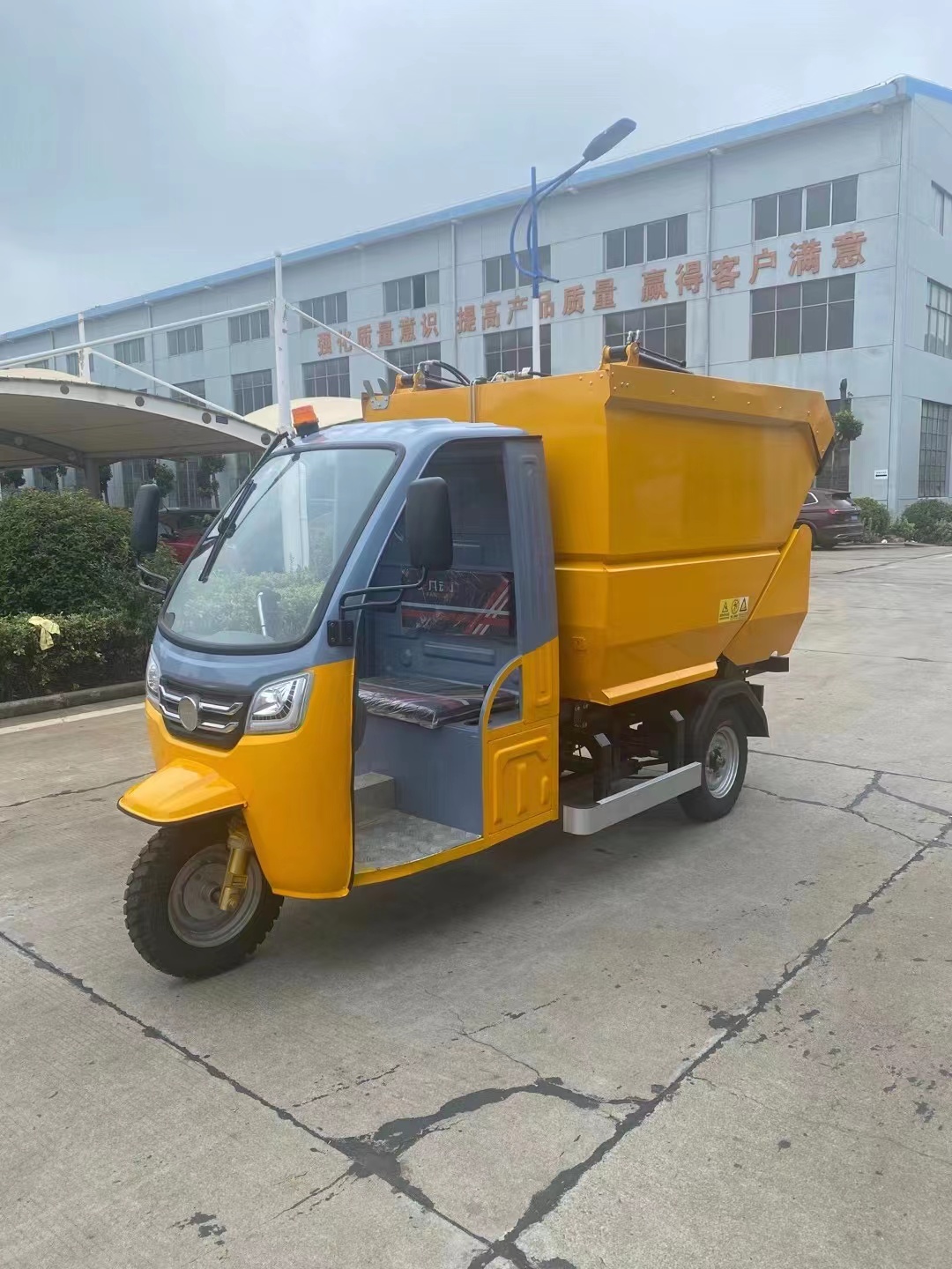 麻豆一二三产区三轮后上桶清运车